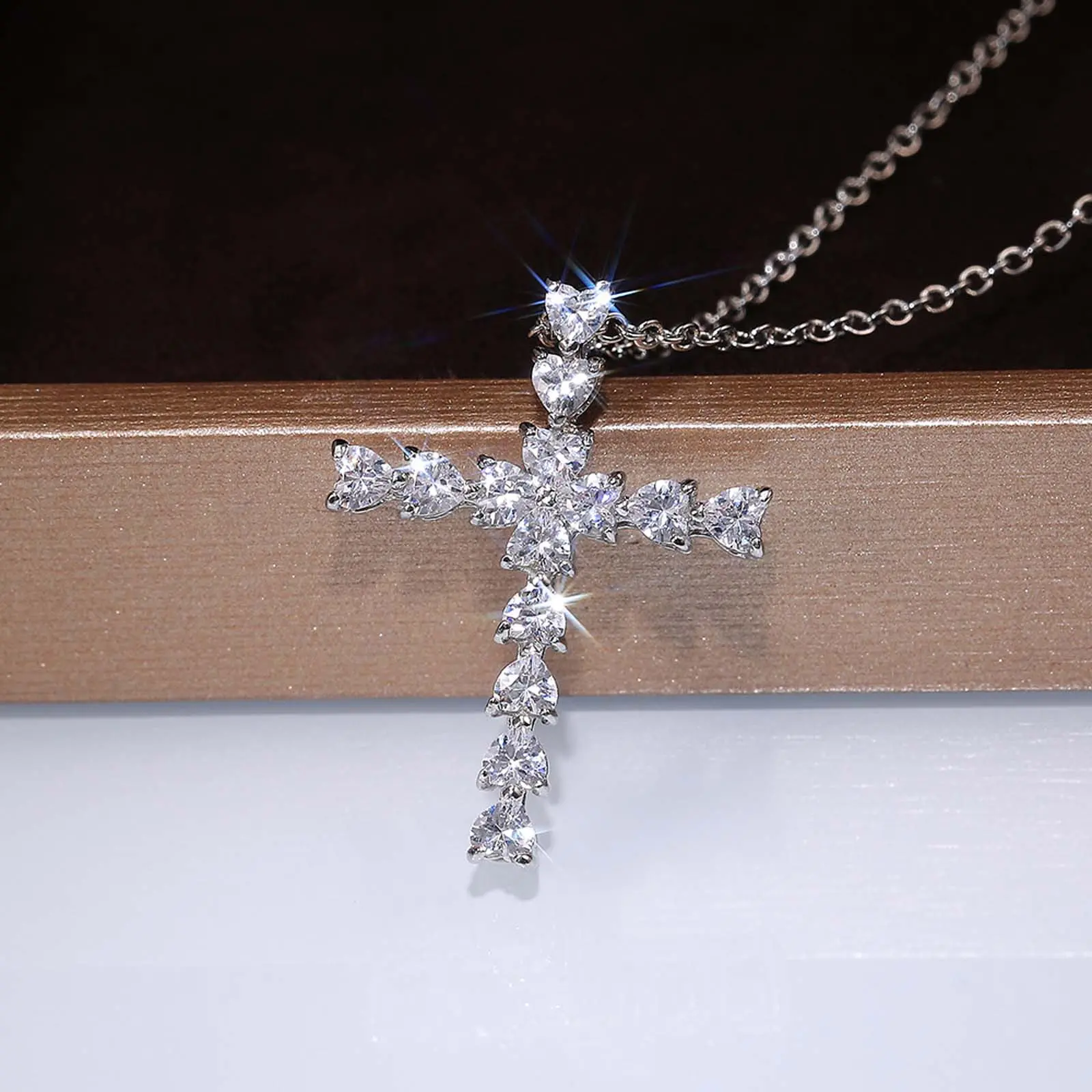 Elegant Cross Necklace for Women, Unisex Jewel Pendant with Sparkling Gemstones, Adjustable Daily Clavicle Chain