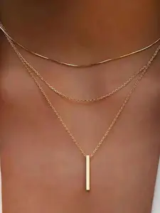 A three layered small pendant necklace, suitable for daily wear, vacation dates, and other occasions, and is also a surprising and exquisite small gift.