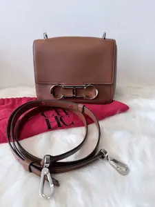 Pre-owned Leather Shoulder Bags Carolina Herrera Insignia Shoulder Bag – Brown – Pre Loved | Full Set