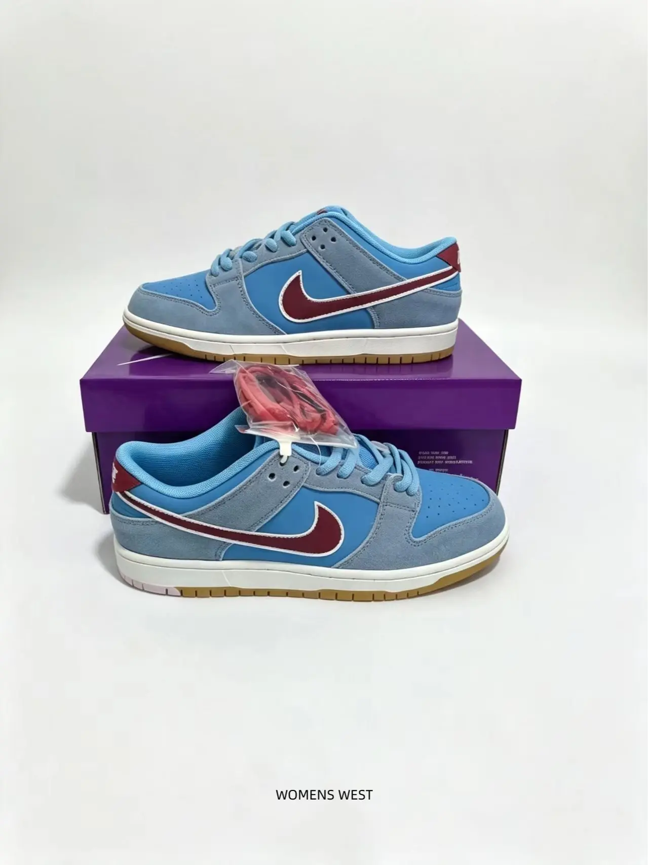 Classic low-top silhouette adopts spliced suede craftsmanship. Cool blue and wine red collocation stands out whether paired with jeans or casual sweatpants.