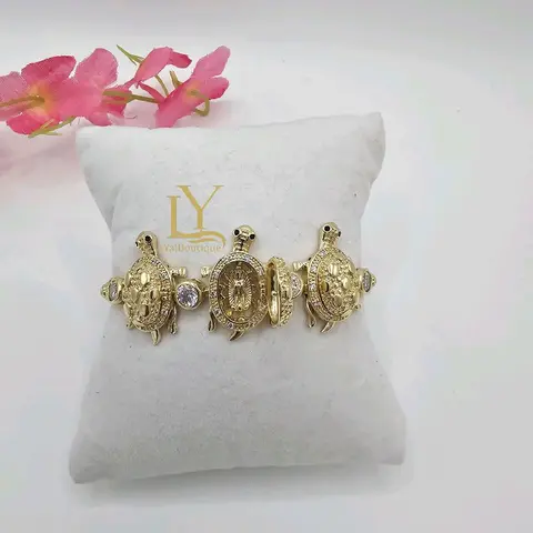 LaYaiboutique #1046 Bracelet - Turtle Design with Gold Finish, Featuring Heart-Shaped Beads, Elegant and Unique Accessory