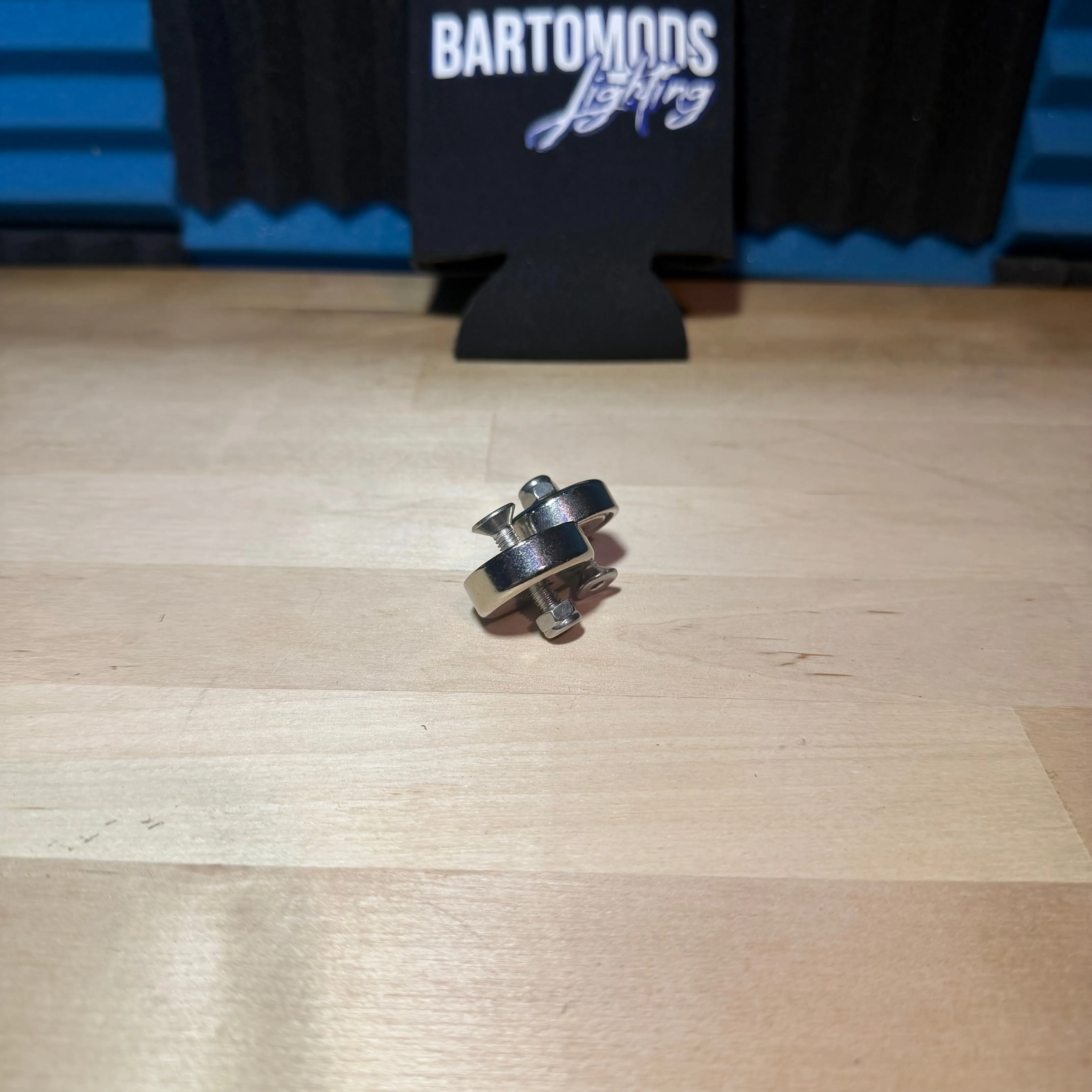 Magnetic rock light mounts