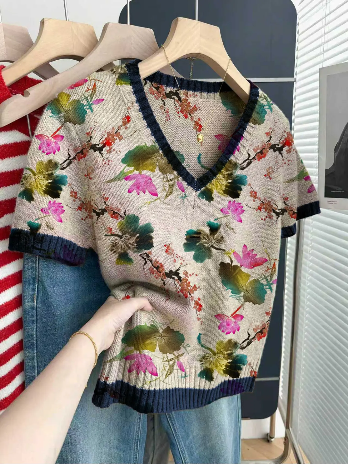 Casual loose V-neck short-sleeve knit top with contrast trim and Floral lotus print. Perfect for spring and summer,ideal for women's daily wear. Available in khaki and other styles, V Neck Sweater, Knit Sweater Tops, Fashion Knitwear