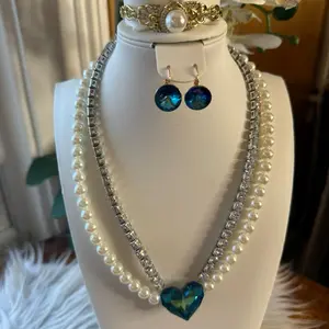 Collar de perlas de rio , con cristales y corazon en Swarovski con aretes oro laminado