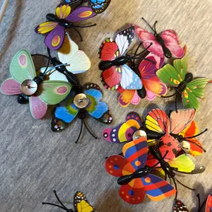 Butterfly thumb tacks