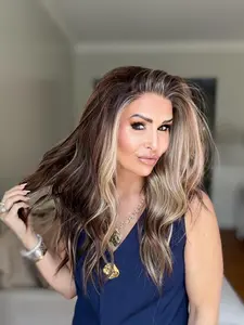 AISOM Greta Sunlit Mocha Free Part Lace Front Wig with Scandinavian Hairline Low Density 120% High Quality Synthetic Glueless Wig 22 Inches Pre Plucked Wigs Lace Frontal Wigs