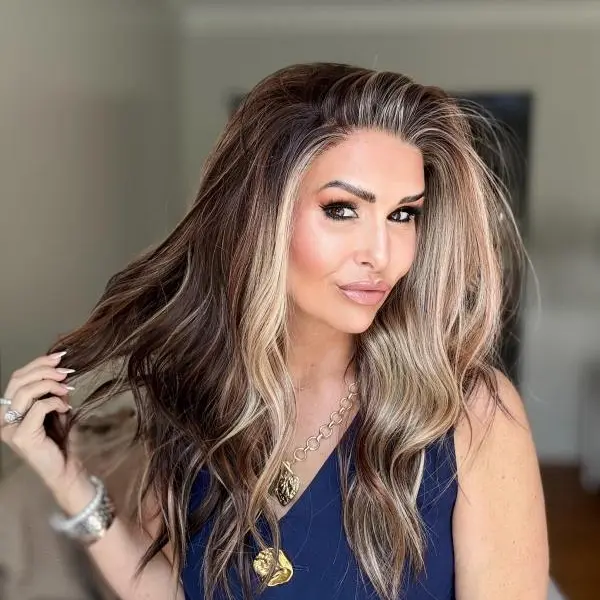 AISOM Greta Sunlit Mocha Free Part Lace Front Wig with Scandinavian Hairline Low Density 120% High Quality Synthetic Glueless Wig 22 Inches Pre Plucked Wigs Lace Frontal Wigs