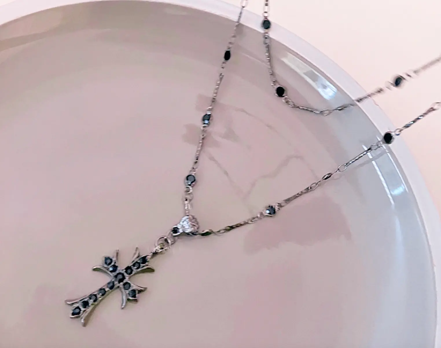 Nightline Style – Modern Pendant with Textured Chain Detail