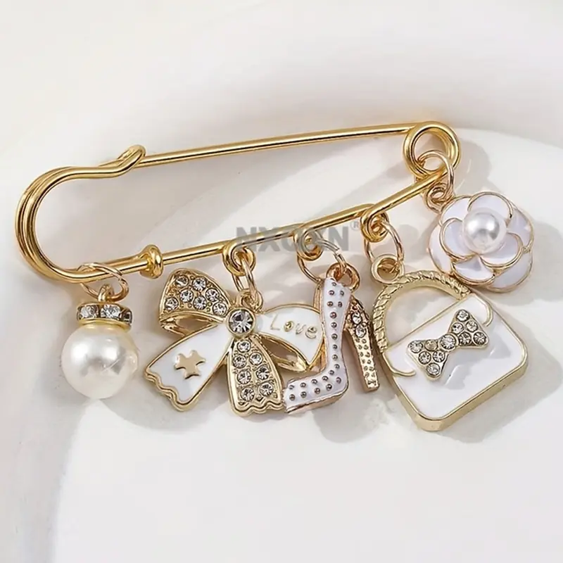 Girly Charm Enamel Brooch Pins – Cute Fashion Brooches with Pearl/Heart/Bow Charms, Elegant Bag Decoration & Bag Chain Charms for Coat, Sweater & Backpack, Ideal for Sweet Style Lovers, Christmas & Thanksgiving Gift for Women