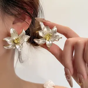 Women's Hypoallergenic Needle 3D Lily Flower Stud Earrings, French Vintage 2-Tone Metal, Light Luxury Elegant Niche High-Sense Fashion Ear Jewelry