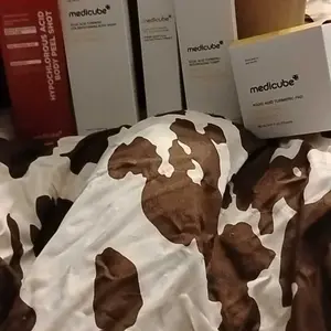Product Review of [NEW] [medicube] Smooth & Clear Body Care Set | Hypochlorous Acid Body Peel Shot, Kojic Acid Turmeric Body Wash, Toner Pad, Toner, Mist | Exfoliating for Dead Skin Cells & Excess Sebum & Clearing for After Spots, Texture & Uneven Skin Tone | K-Beauty from 🌺** c**7 🌺**