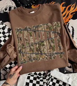 Camo Howdy Barbed Wire Sweatshirt, Western Cowgirl Clothing, Edgy Country Girl Aesthetic, Western Women's Fashion, Camo Howdy Graphic Crewneck, Wild West Outfits, Barbed Wire Pullover