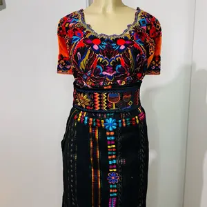 Lindo traje versión económico con guipil digital perlado  en fondo anaranjado .