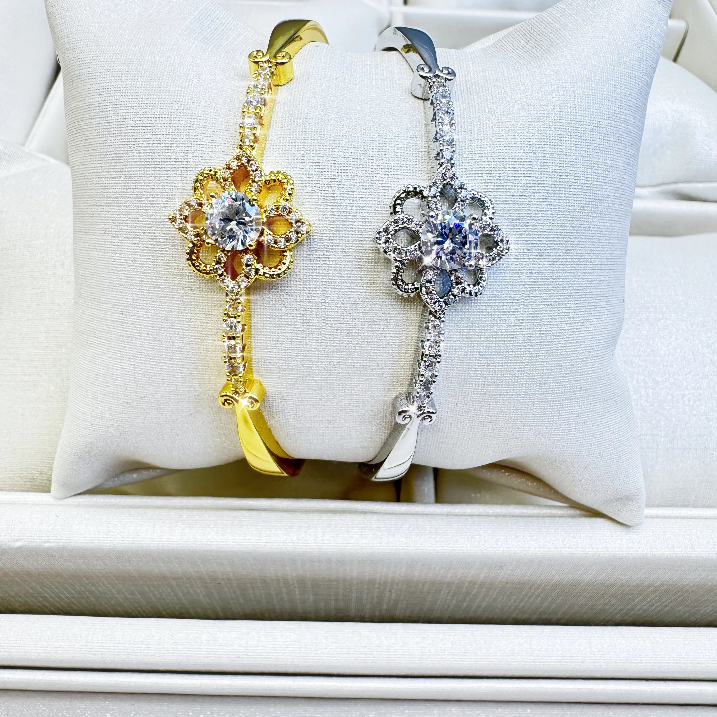 High-end women’s wristbands, stylish and adorned with diamonds, suitable for parties and everyday wear. An excellent gift for girlfriends; perfect for birthday parties and accessories.