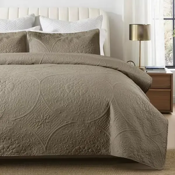 3-Piece Lightweight Quilt Set - Oversized Queen Size Bedspread with 2 Matching Pillow Shams | Soft Quilted Bedding Set for All-Season Comfort & Elegant Bedroom Decor