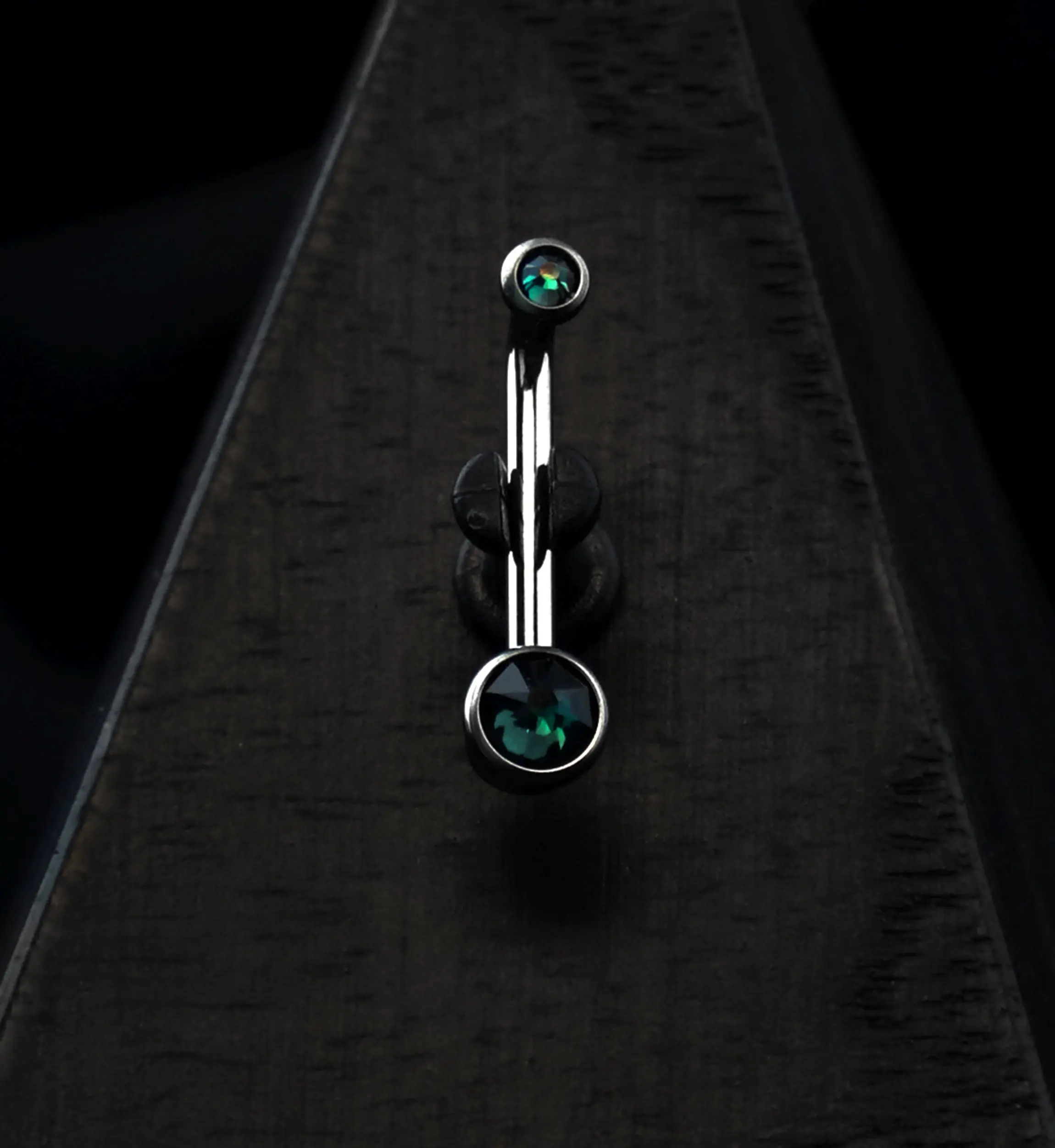Vertical Clitoral Hood Emerald CZ Bar