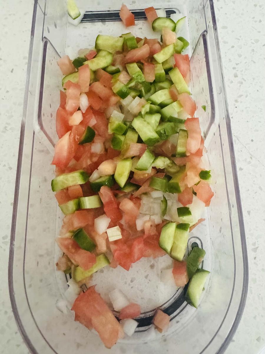 Item: 6 in 1 compact