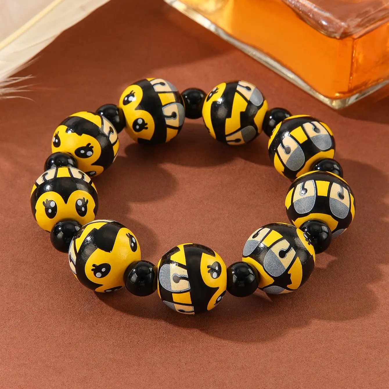 One piece of fashionable women's jewelry - a rustic-style bee-patterned floral print wooden bead handmade string bracelet for party decoration, as a gift for your loved ones, classmates or friends as a memento.