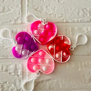 Set of 6Kids Classroom Valentines Heart Pop-It with Custom Cards,=Pop-it Keychains with Cards