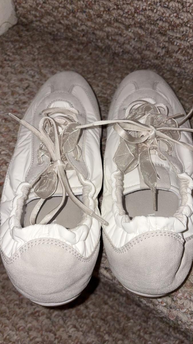 Item: White Smokey Grey, US7.5