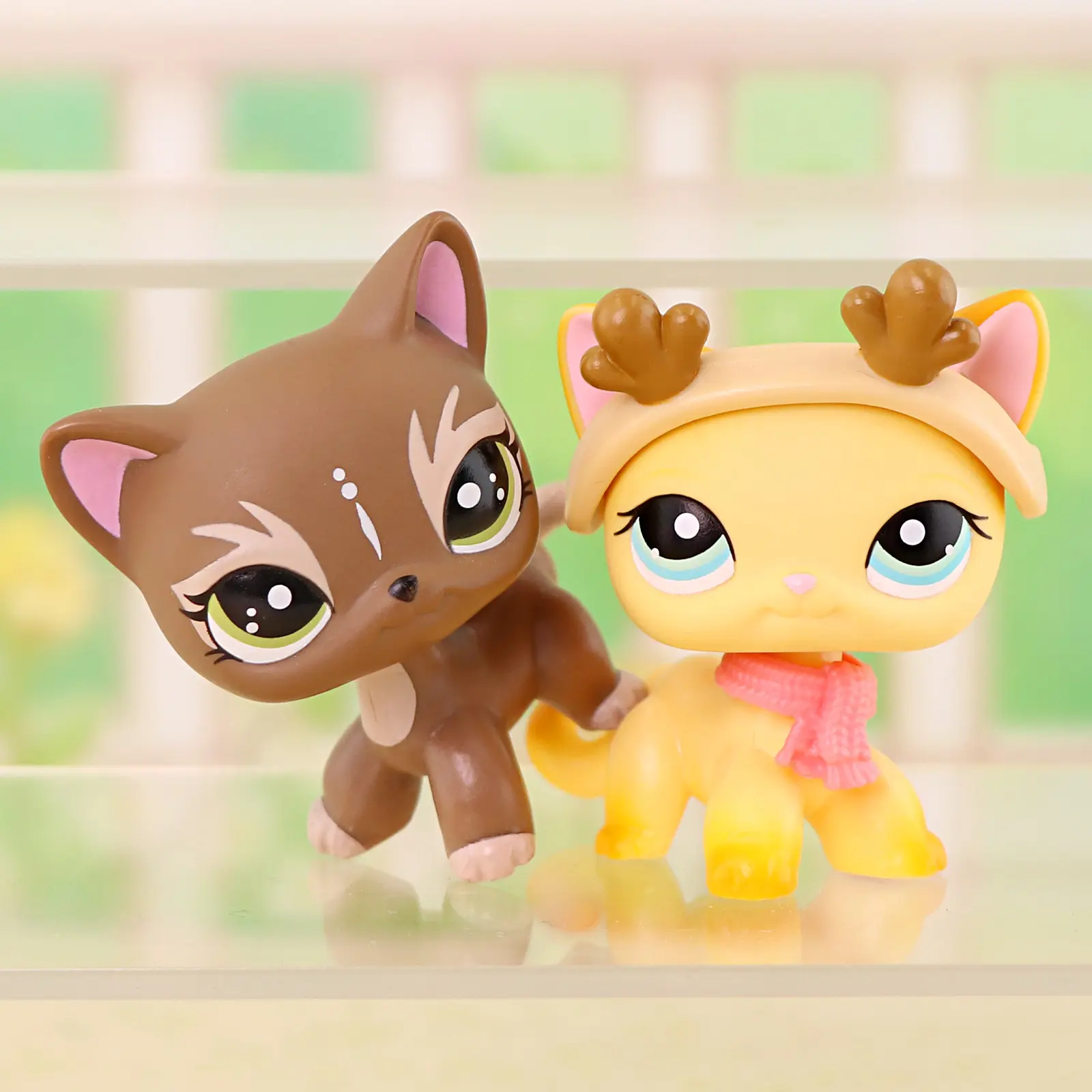 2 Pcs Mini Cat Figurines Set, Cute Small Kitty Figures with Antler Hat & Scarf Accessories, Collectible Pet Animal Toy Figures, Mini Doll Gift for Kids Girls Birthday Party Favor