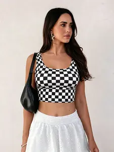 Women’s Black and White Checkered Tank Top, Sleeveless Square Neck Slim Fit Cami, Retro Vintage Chess Print Casual Top for Streetwear & Everyday