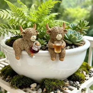 Set of 2 Highland Cow Resin Figurines Decorative Ornaments with Drinking Glasses, Garden Accessories Perfect for Plant Pots, Gardens, Aquariums, Patios, Ideal Gifts