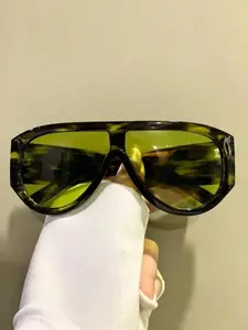 Punk Frog-Shaped Glasses, Oversized Flat Top Frame, Metal Hinges, Tortoise Shell Decor, Unisex Fashion Accessory, Bold Design