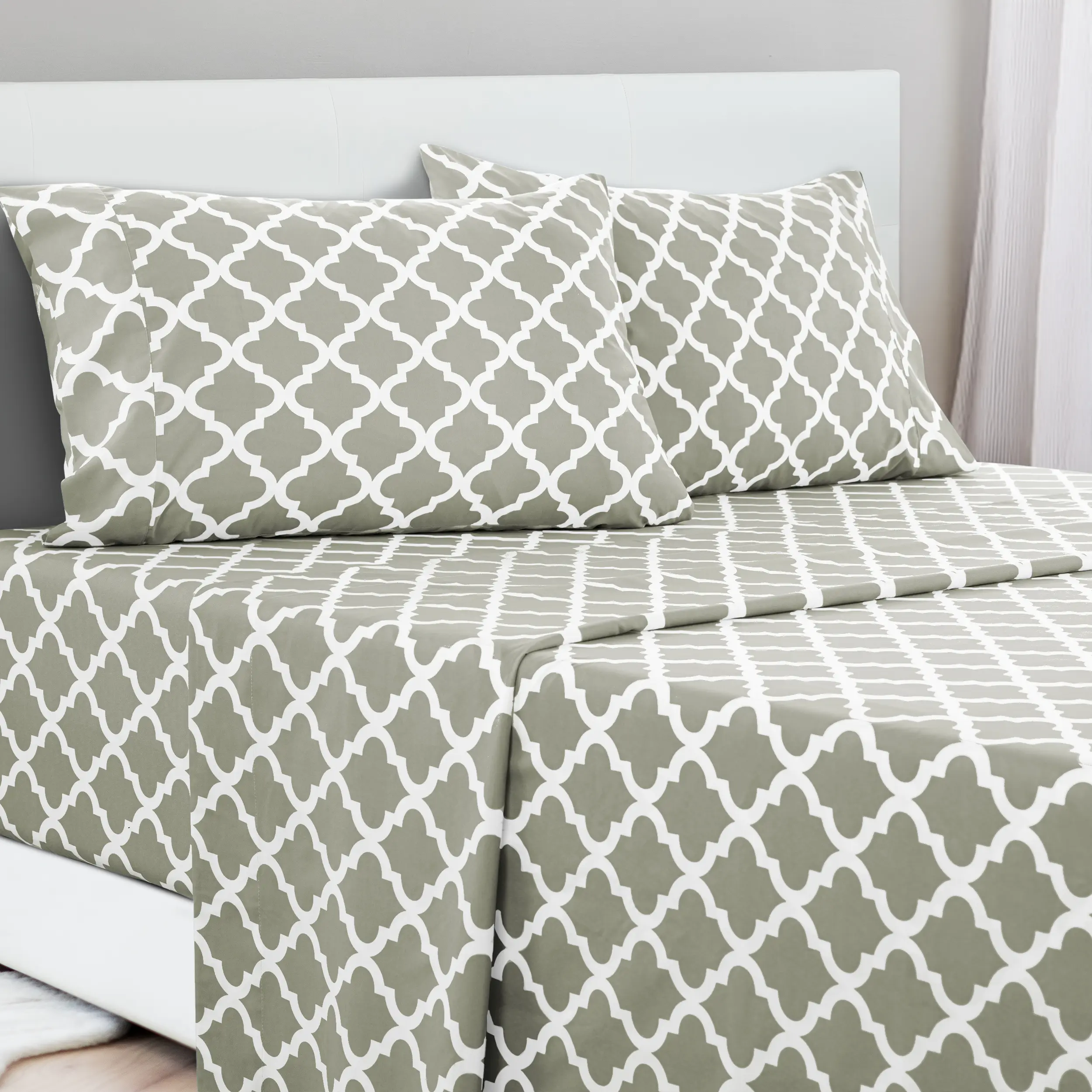 Quatrefoil Taupe/White