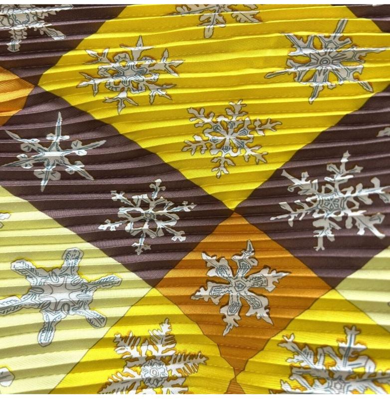 Pre-owned Hermes Pleated Scarf "FEUX DE LHIVER" Yellow Scarf in Orange Box with Black Straps #1363