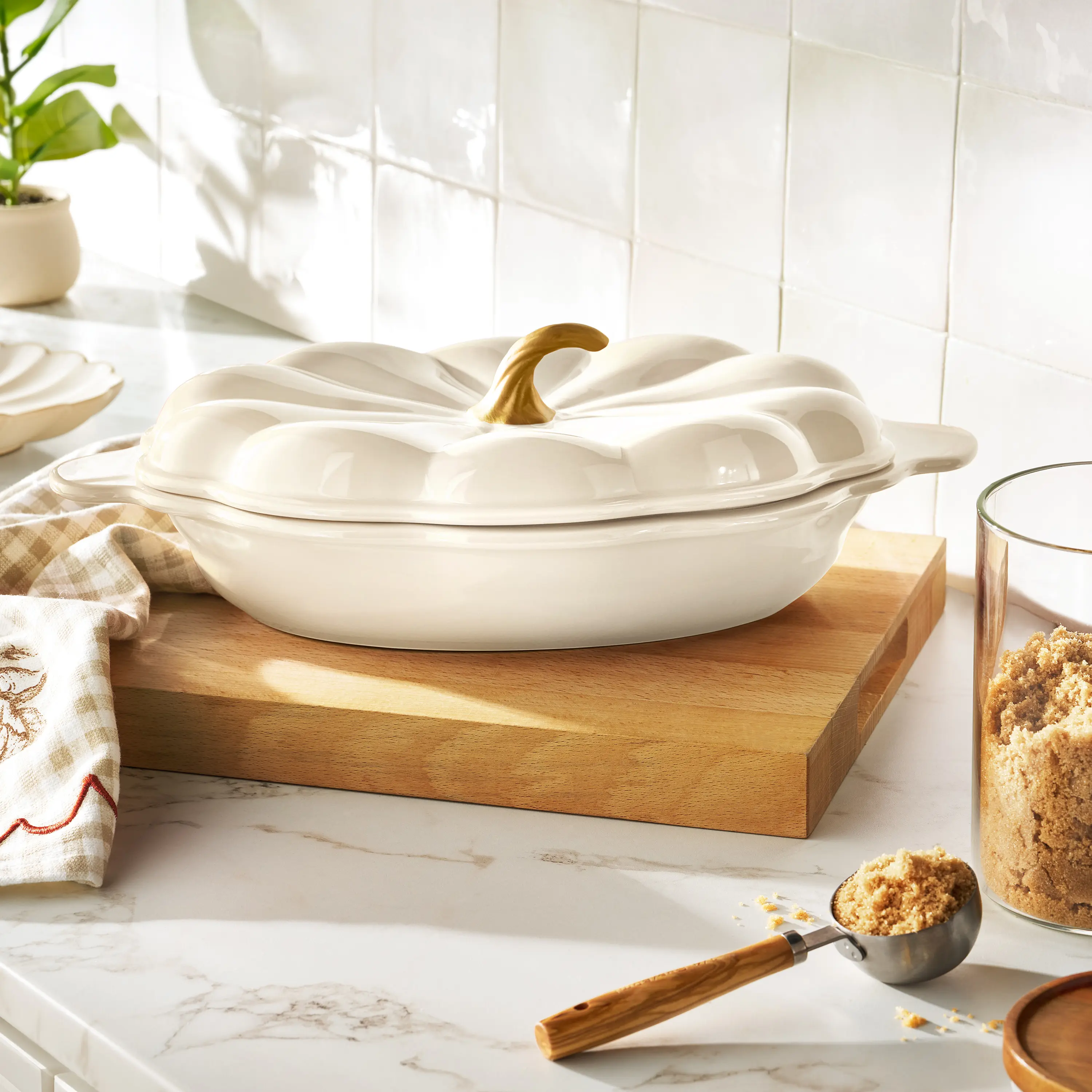 3-Quart Oval Pumpkin Stoneware Baker with Lid, Pumpkin-Shaped Baking Dish, Covered Casserole Dish, Fall & Thanksgiving Kitchen Bakeware, Linen