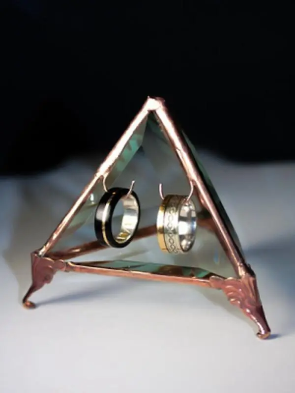 Wedding Engagement Memorial Ring DOUBLE Hook Heart Pyramid Jewelry Display Case