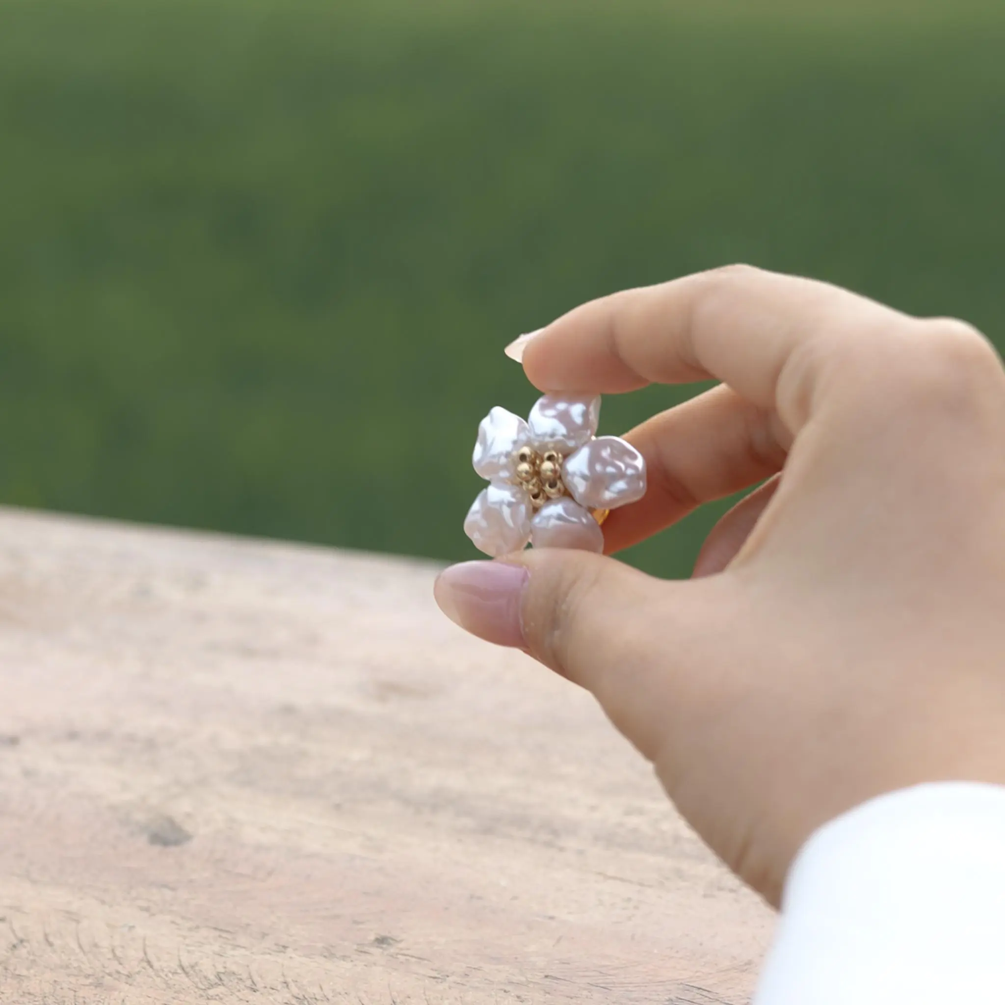 New Petal Collection Elegant Minimalist Set - Collar & Cufflinks, Versatile Decorative Buttons for Shirts (Home Decor Hanging Supplies)