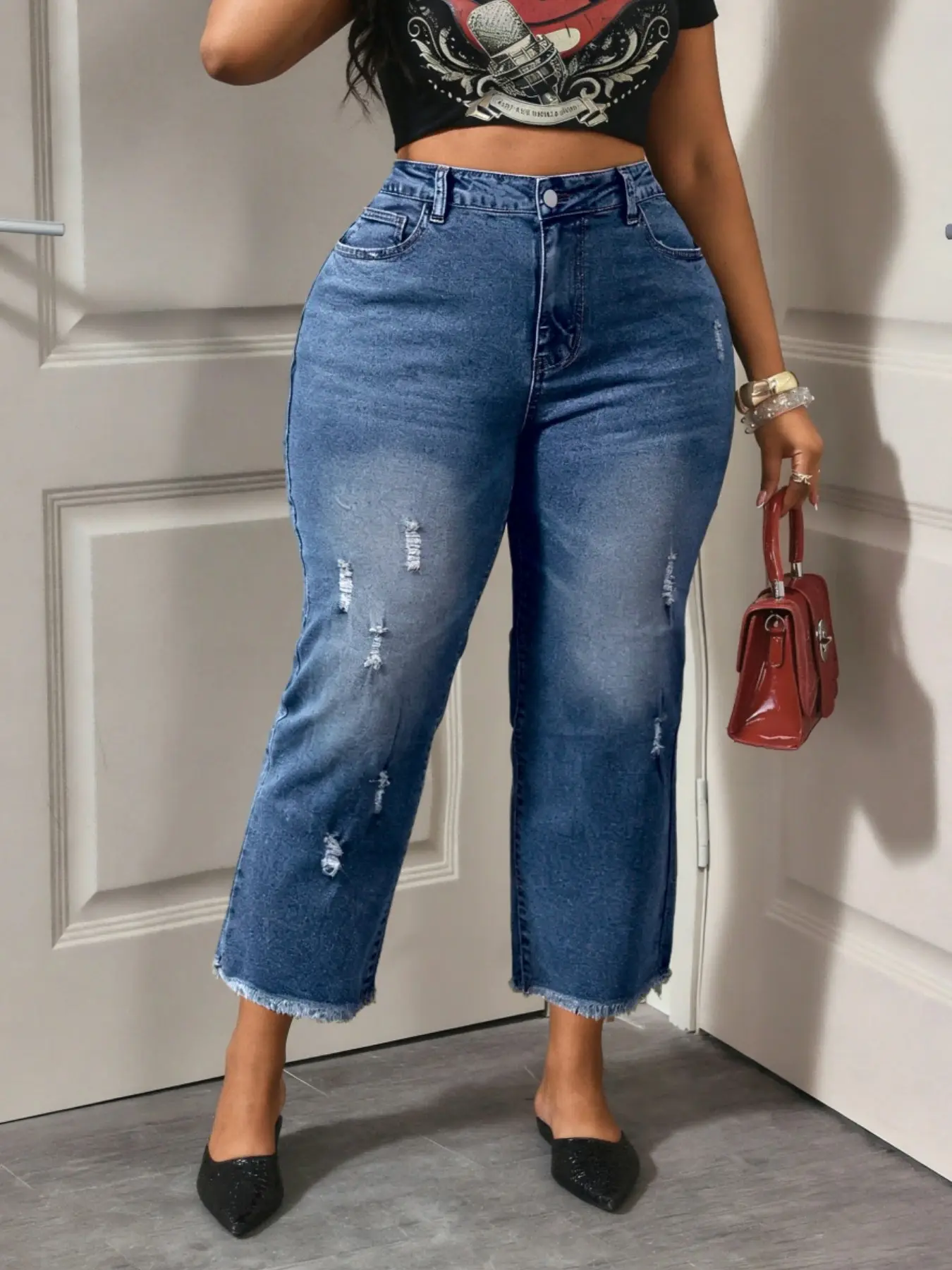 1 piece. High-waisted, stretchy, Fitted, frayed, ripped, distressed, eight-inch denim jean cargo pants Womenswear in plus sizes for short women. Fashionable and casual, suitable for daily wear, parties, work, and dates. Can be worn in all seasons.