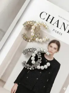 Women's Pearl Brooch Pin, Elegant Fashion Accessory, Perfect for Dresses & Blazers, Ideal Gift for Her, Stylish Jewelry Piece
