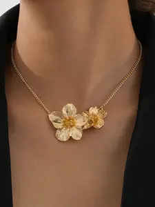 Petal Necklace Flower Design Pendant Necklace Elegant Geometric Pattern Perfect Gift for Women Daily Beach Party Accessory