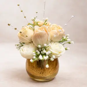 Soy Wax Artesanal Candle Fragancia Floral Velas Chaly Fragancia Elegante Arreglo Artisanal de Rosas en Tonos Marfil y Durazno Suave con Delicadas Flores Blancas para Decoración Hogar - Flower, Ornaments, Decoration