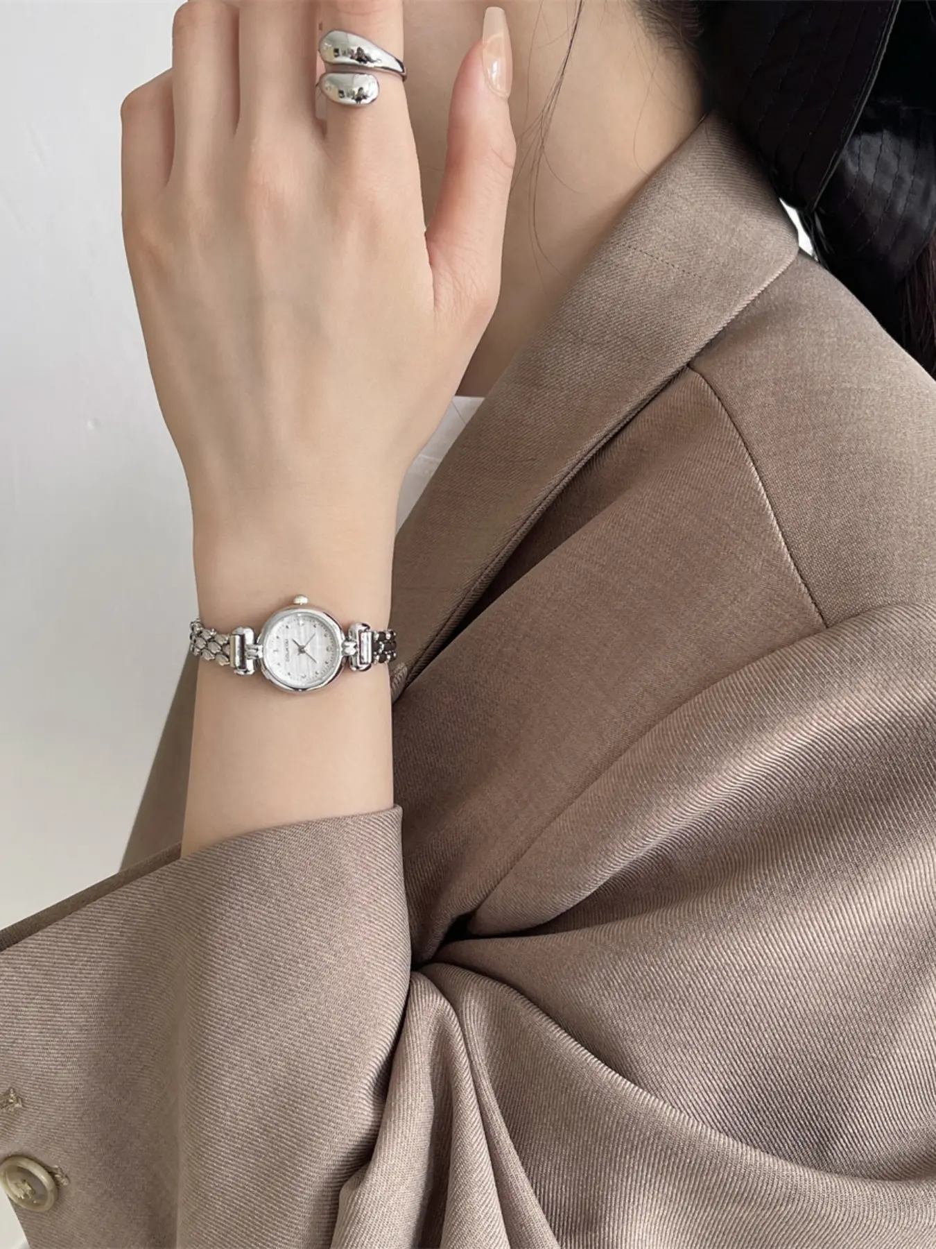 Elegant Women's Quartz Wristwatch, Round Analog Dial, Zinc Alloy Band, Casual Style for All Seasons, Perfect for School & Daily Wear, Casual Trendy Wristwatch, Elegant Fashion Watch, Fashionable Wristwatch, Analog Watches, Fashion Wristwatches