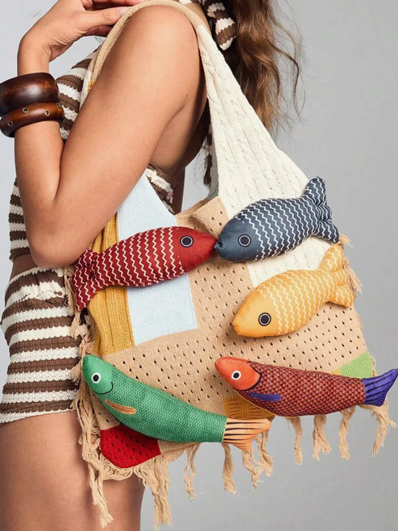 Yuanqi vacation style exquisite texture small fish tote bag, color blocking design, three-dimensional small fish shape, tassel decoration at the hem, fashionable retro personality creative style shoulder bag, Aesthetic Tote, Colorblock Tassel Bags