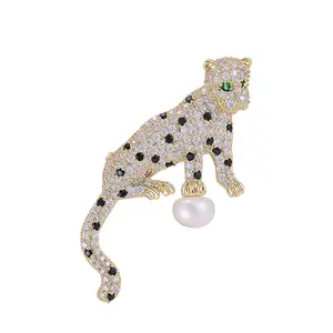 Luxury Natural Freshwater Pearl Leopard Brooch with Cubic Zirconia High-end Animal Pin for Sweater Coat