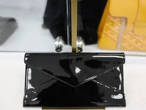 Pre-owned Yves Saint Laurent PATEN LEATHER Clutches & Wristlets YSL PALOMA ENVELOPE CLUTCH HANDBAG