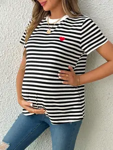Pregnant women’s black and white striped short-sleeve T-shirt with small red heart embroidery, crew neck, loose and comfortable fit that doesn’t squeeze the belly—casual top for pregnancy.