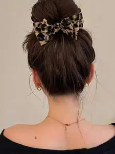 1 unique leopard print bow hair clip, suitable for daily wear, vacation dates and other occasions, and also a surprising and exquisite small gift.