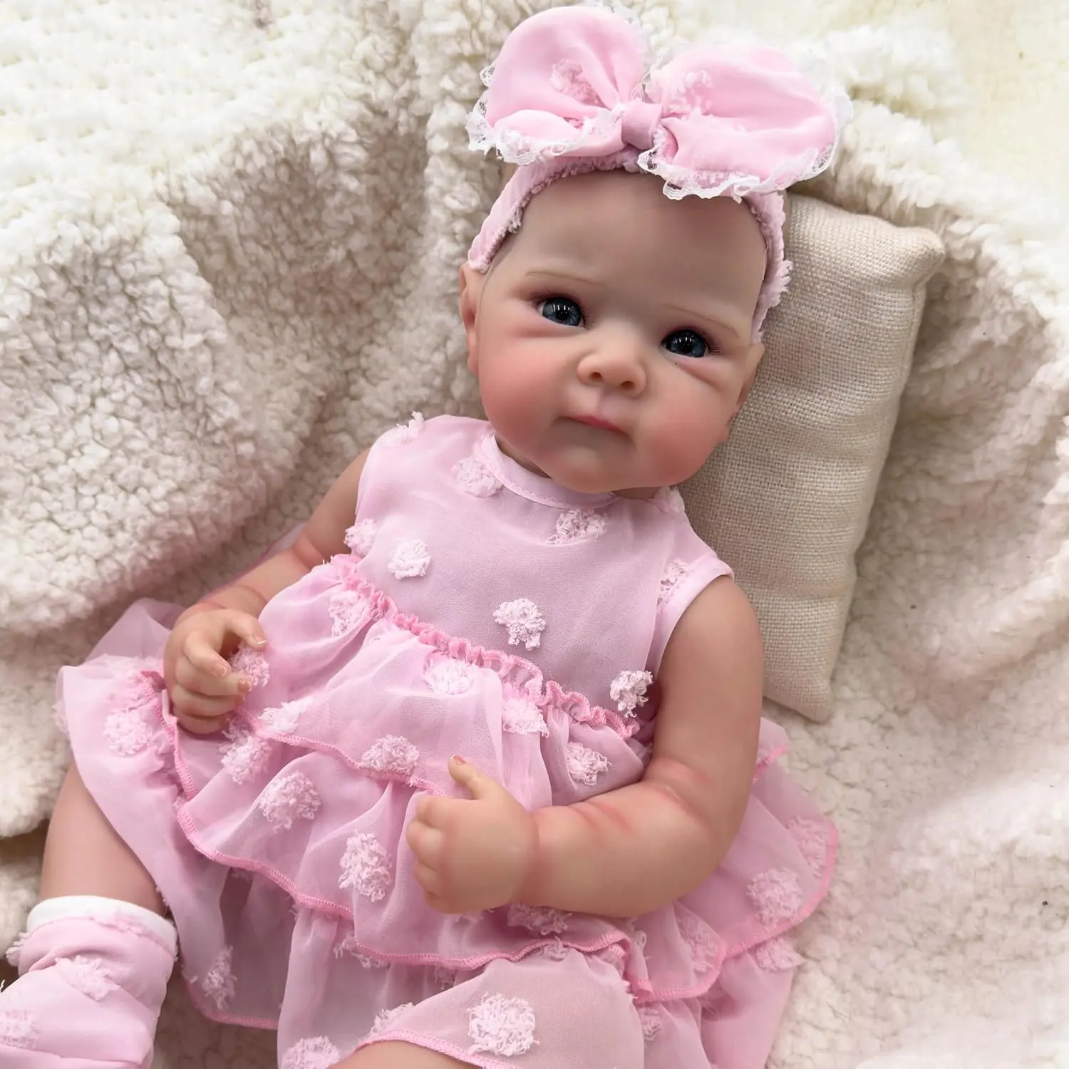 The lifelike reborn baby girl doll, complete with a wardrobe, adorable face, soft vinyl limbs, and weighted cotton body, is an ideal choice for emotional support and creative photography props