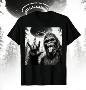 Summer T-shirt, funny Bigfoot and UFO alien selfie, round-neck street style T-shirt