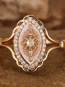 A simple gold lace Heart Cluster Ring made of white zirconia is fashionable, elegant and retro, suitable for women to wear during travel, wedding parties, Fashion Engagement Rings