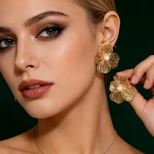 European and American cross-border high-end metal hollow flower pearl earrings, elegant vintage exquisite high-end earrings