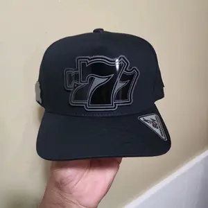 gorra kamel color obscuro y bisera roja de 777