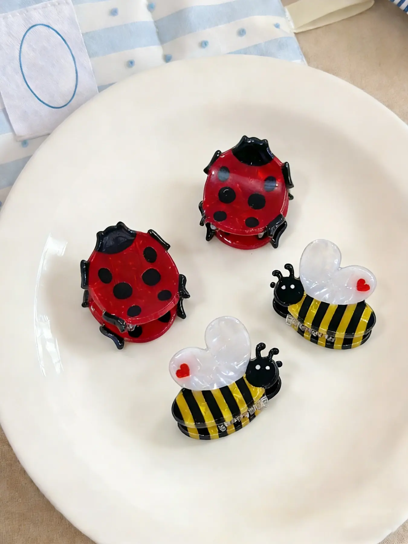 4pcs Cute Simulation Acetate Insect Hair Clips, Bee Seven-Striped Ladybug Small Flat Hair Claw Clips, Hair Claws Set, Top Side Bangs Hair Accessories, Hair Clip Set, Prom Mom Hair Clip, Hairclips