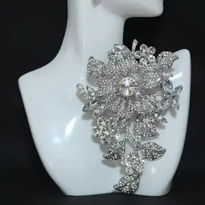 Women's Large Rhinestone Brooch - Exaggerated 5pcs Flower Pin with Coated Sparkling Center, Wedding, Party & Everyday Jewelry Accessories - Four Seasons Luxury Collar Pin for Shirts